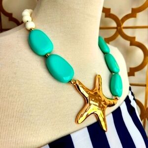 ✨️Boutique Item✨️ Lucite and Goldtone Metal Starfish Necklace with Earrings Set
